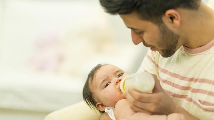 شیر دادن نوزاد توسط پدر