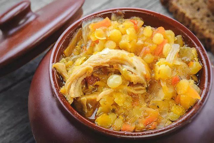 سوپ مرغ به همراه عدس و جو